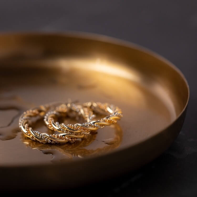 Gold-Ohrringe-Curls-Schale
